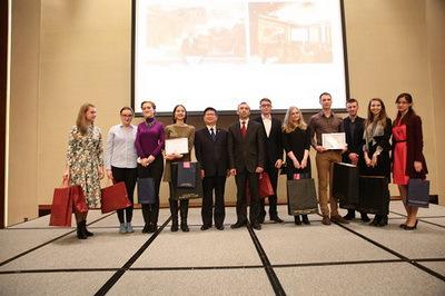 中國僑網(wǎng)合影