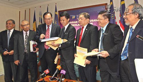 中國僑網(wǎng)張盛聞(中)等翻閱華小師資數(shù)據(jù) (馬來西亞《星洲日報(bào)》)