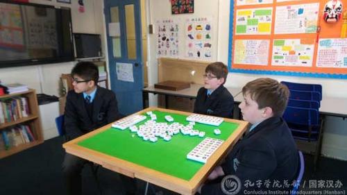 中國僑網(wǎng)學生們認真學習