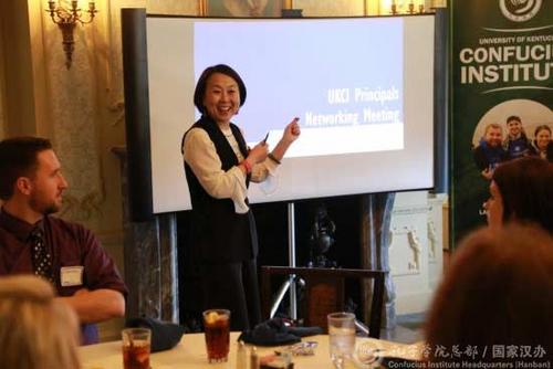 中國僑網(wǎng)修華靜在聯(lián)席會議上介紹孔院目前的發(fā)展情況