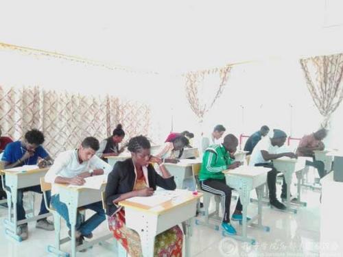 中國(guó)僑網(wǎng)來(lái)自非洲不同國(guó)家的考生同場(chǎng)競(jìng)技