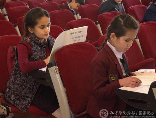 中國僑網(wǎng)考生認真作答