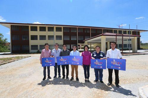 中國僑網(wǎng)李萬行(左四)等在加影新城華小外合影。 (馬來西亞《星洲日報》)