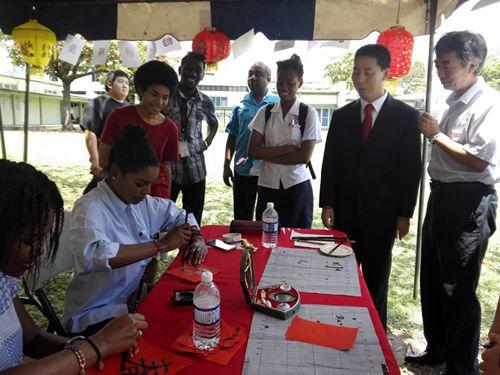 中國僑網(wǎng)牛清報指導(dǎo)當(dāng)?shù)貙W(xué)生學(xué)寫中國書法