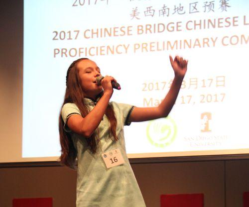 中國(guó)僑網(wǎng)《感恩的心》手語(yǔ)展示 (圣大孔子學(xué)院供圖)