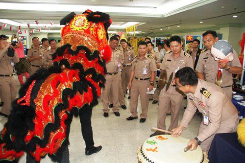 中國僑網(wǎng)軍官們的舞獅表演