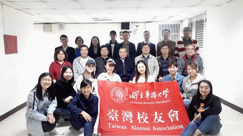 中國(guó)僑網(wǎng)賈益民與在臺(tái)師生及校友合影