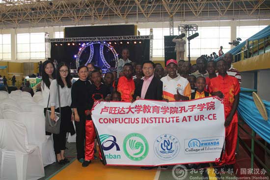 中國(guó)僑網(wǎng)孔院教師與盧旺達(dá)武協(xié)成員合影