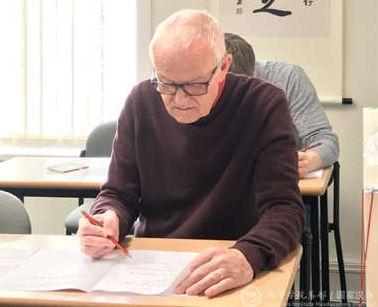 中國僑網(wǎng)考生認真答題