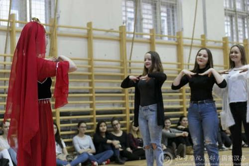 中國僑網(wǎng)學(xué)習(xí)維吾爾族舞蹈