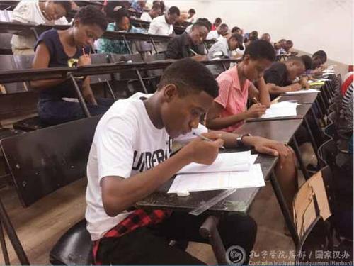 中國(guó)僑網(wǎng)考生沉著認(rèn)真答題