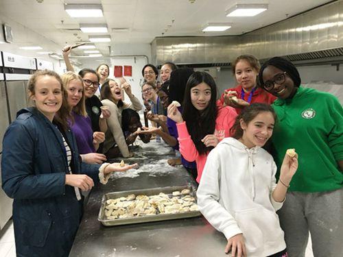 中國(guó)僑網(wǎng)包餃子