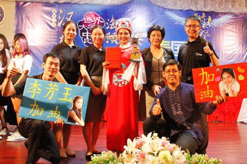 中國僑網(wǎng)李芳玉與曼松德孔子學(xué)院指導(dǎo)教師合影留念