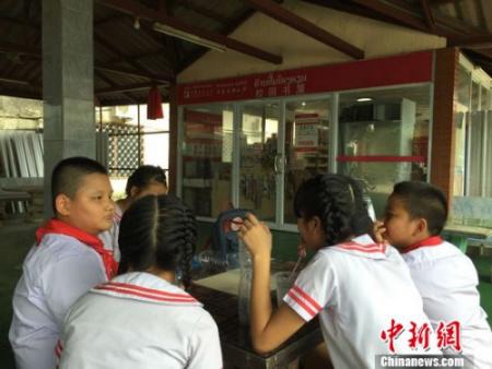 中國僑網(wǎng)資料圖:學(xué)生嬉戲。(齊彬 攝)