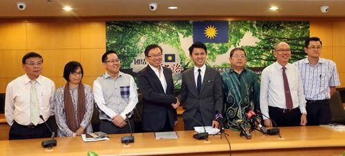 中國(guó)僑網(wǎng)張盛聞(右四)和王鴻財(cái)(左四)在華小教育改革方案新聞發(fā)布會(huì)上握手合影。 (馬來(lái)西亞《星洲日?qǐng)?bào)》)