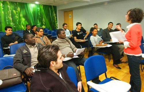 中國(guó)僑網(wǎng)資料圖片:外國(guó)商人跟著老師學(xué)中文 新華社發(fā)