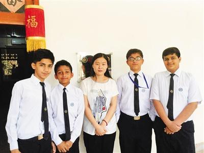 中國僑網(wǎng)李薈英(中)與巴基斯坦學生合影。