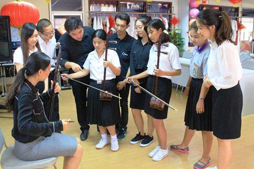中國僑網(wǎng)泰國學(xué)生感受二胡魅力