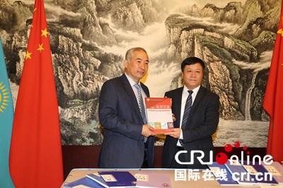 中國僑網(wǎng)贈書儀式現(xiàn)場