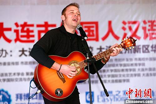 中國僑網(wǎng)資料圖:各國選手在大連市外國人漢語才藝大賽舞臺上比拼才藝。(中新社記者 楊熙良 攝)