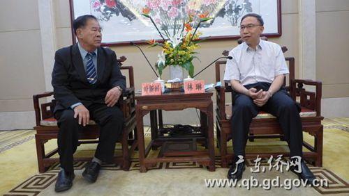 中國(guó)僑網(wǎng)林琳(右)與葉新田一行交流。