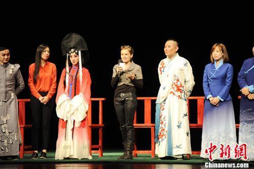 中國僑網(wǎng)圖為該劇德國導(dǎo)演安娜·佩詩珂在謝幕后帶領(lǐng)主創(chuàng)人員與觀眾互動交流。 中新社記者 彭大偉 攝