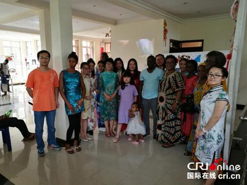 中國僑網(wǎng)拉各斯大學(xué)的學(xué)生與孔子學(xué)院師生合影