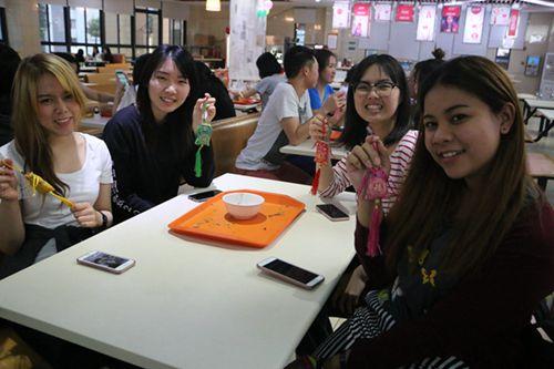 中國僑網(wǎng)境外生們制作香囊。