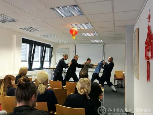 中國僑網(wǎng)學(xué)習(xí)武當(dāng)功夫