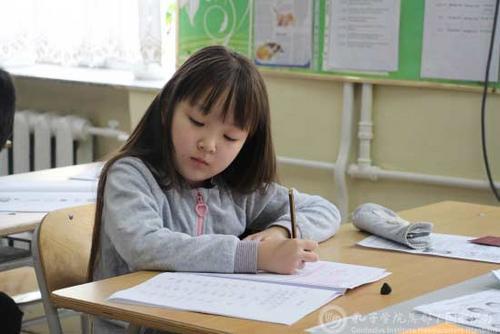 中國僑網(wǎng)考生專注答題