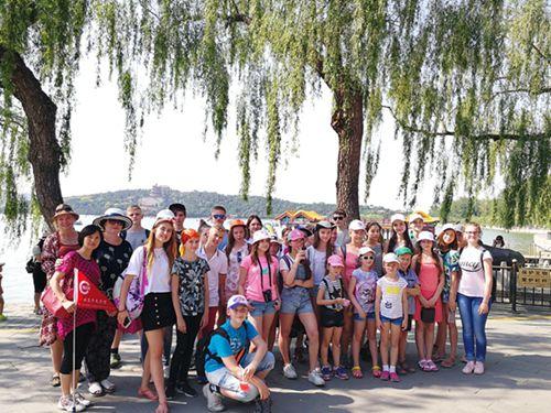 中國(guó)僑網(wǎng)學(xué)員們游覽頤和園