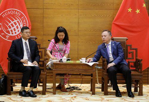 中國僑網(wǎng)曾路與丁貌拉交談