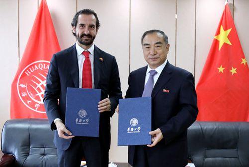 中國僑網(wǎng)合作雙方代表簽署備忘錄。