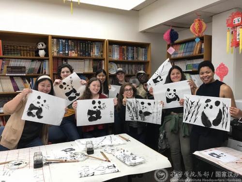 中國僑網(wǎng)學(xué)員們展示大熊貓作品。