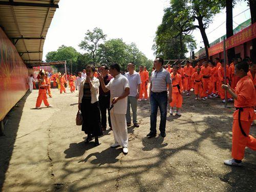 中國僑網(wǎng)李玲一行考察衡東縣少林文武學校。