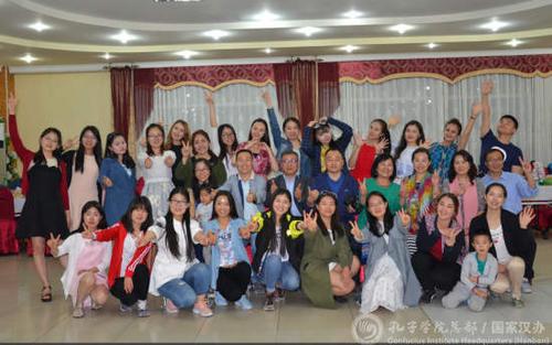 中國僑網(wǎng)合影留念