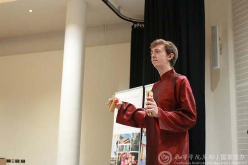 中國僑網(wǎng)“漢語橋”參賽學生表演節(jié)目。