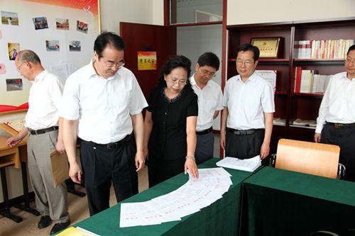 中國僑網許又聲到北京華文學院新校區(qū)視察、調研。