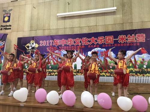 中國僑網(wǎng)華裔青少年為觀眾表演腰鼓