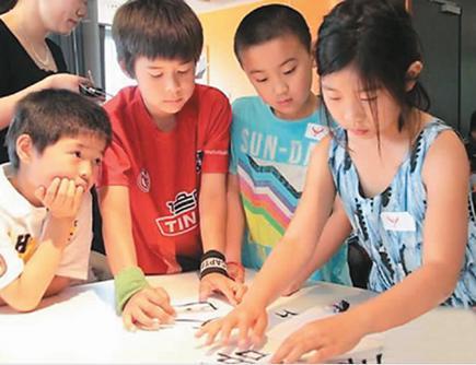 中國僑網(wǎng)圖為挪威首都奧斯陸附近的福內(nèi)布中文學(xué)校的學(xué)生們在用偏旁部首組字。張淑惠 攝 圖片來源:新華網(wǎng)