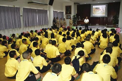 中國僑網(wǎng)曼松德孔子學院王瑋教授歡迎校友參加圍棋漢語營