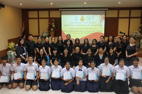 中國僑網(wǎng)參賽師生與評委嘉賓合影