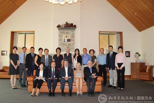 中國(guó)僑網(wǎng)全體會(huì)議代表合影留念。(國(guó)家漢辦網(wǎng)站圖片)