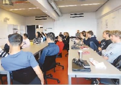 中國(guó)僑網(wǎng)中丹學(xué)生在上交流課。