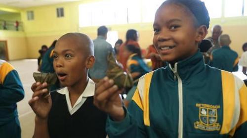 中國(guó)僑網(wǎng)斯坦陵布什孔子學(xué)院學(xué)生