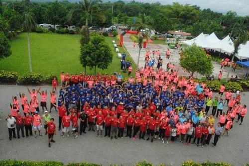中國僑網(wǎng)2017崇正行義跑活動全體參賽者合影。(馬來西亞《星洲日報》)