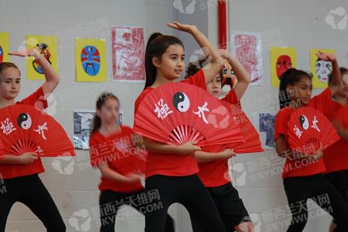 中國(guó)僑網(wǎng)小朋友跳太極扇子舞