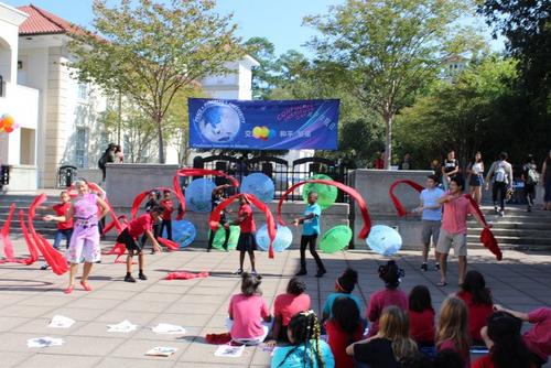 中國僑網(wǎng)學(xué)生練習(xí)傳統(tǒng)民間舞蹈。(美國《世界日報》/楊欣欣 攝)