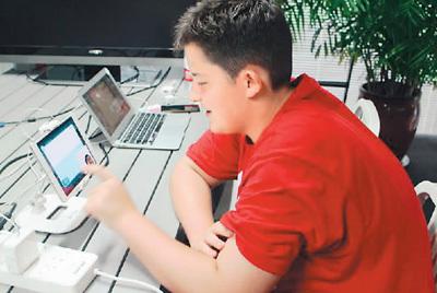 中國僑網(wǎng)來自英國倫敦設(shè)計(jì)工程學(xué)校的“小工程師”體驗(yàn)呤呤語伴App 圖片來源:環(huán)球網(wǎng)