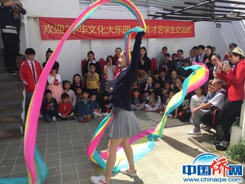 中國僑網(wǎng)才藝團(tuán)的小演員在表演